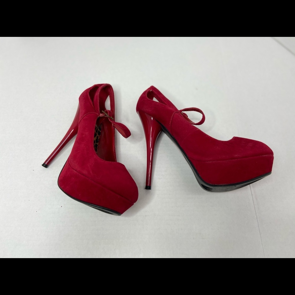 Red pumps - Picture 2 of 3